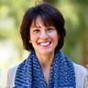 アキコさんが藍色の糸で織り上げたストール.